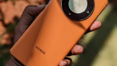 هونر الذكاء الاصطناعي تطلق هاتفًا روبوتيًا بكاميرا ذكية متحركة 8 close up of hand holding an orange smartphone